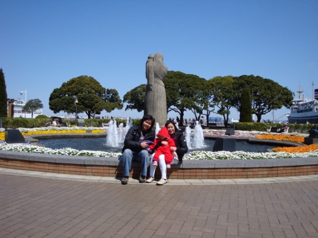 didepan patung icon yamashita park